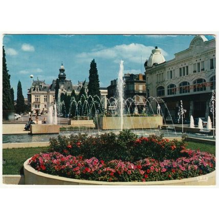 Postcard La Place Charles de Gaulle, Vichy, France. Fountain and flower beds