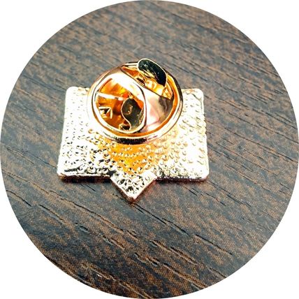 Love Number One Enamelled Pin Badge Metal Gift Collect 1.8 cm x 1.3 cm BA79