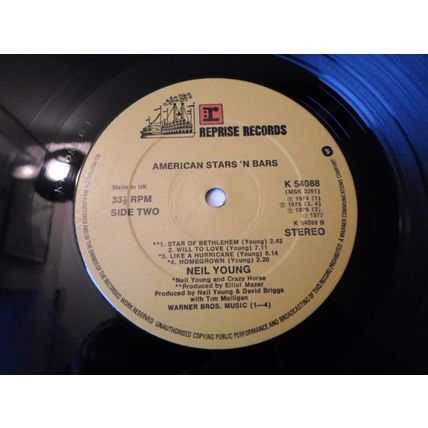 LP. 1977. NEIL YOUNG .AMERICAN STARS N BARS. K54088. RECORD N/M . SLEEVE N/M .