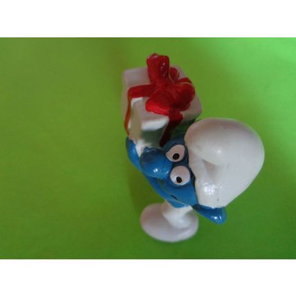 Smurf with white gift with red bow