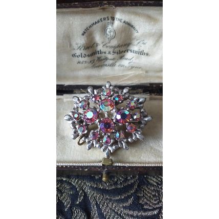 VINTAGE 1990-s Oval Silvertone Pink Aurora Borealis Rhinestone Cluster BROOCH.