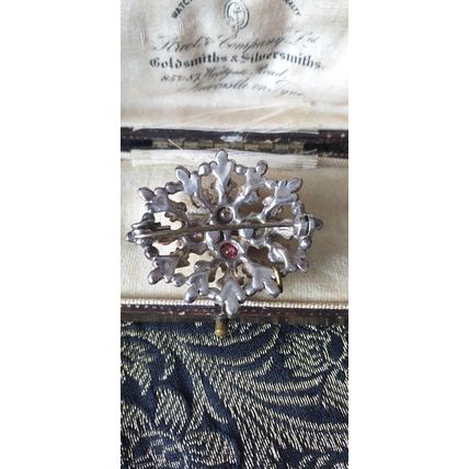 VINTAGE 1990-s Oval Silvertone Pink Aurora Borealis Rhinestone Cluster BROOCH.
