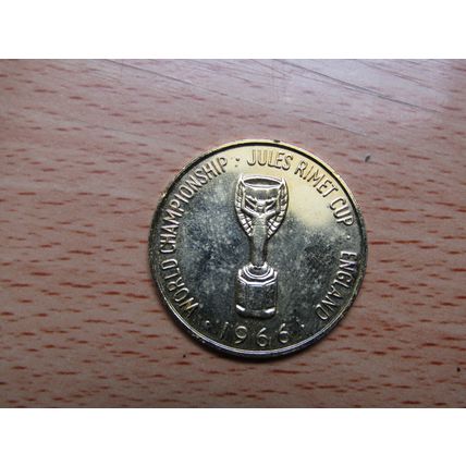 1966 World Cup Willie vintage coin/medal with Jules Rimet Trophy (e742)