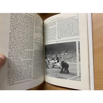1960 "BOBBY CHARLTON'S BOOK OF SOCCER" 1ST ED MAN UTD FOOTBALL HB BOOK (P4)