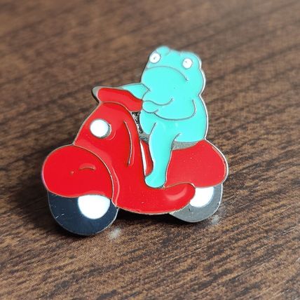 Frog on a Scooter Enamelled Pin Badge Brooch Metal 2.5 cm x 2.5 cm BA75