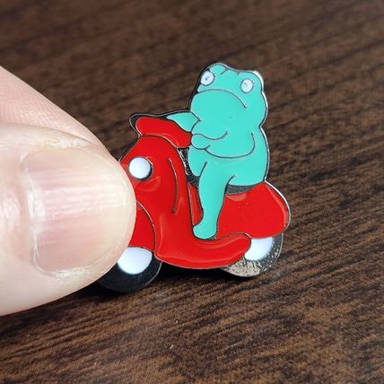 Frog on a Scooter Enamelled Pin Badge Brooch Metal 2.5 cm x 2.5 cm BA75