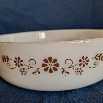 Vintage DYNAWARE CASSEROLE DISH Pyr-O-Rey Daisy Milk Glass Pan Bowl 8" Baking