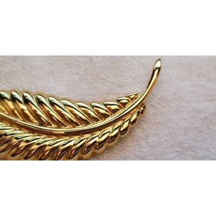 Gold Tone Feather Brooch