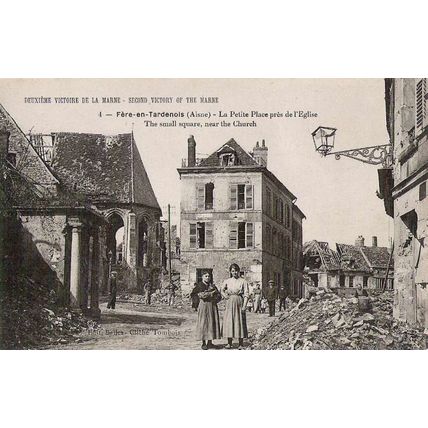 02 - Fère en tardenois - La petite place près de église