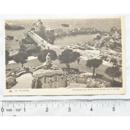 vintage postcard Biarritz - Monument aux Morts et le Rocher de la Vierge