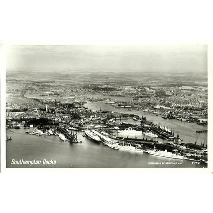 Hampshire SOUTHAMPTON Docks Aerial Postcard (6040)