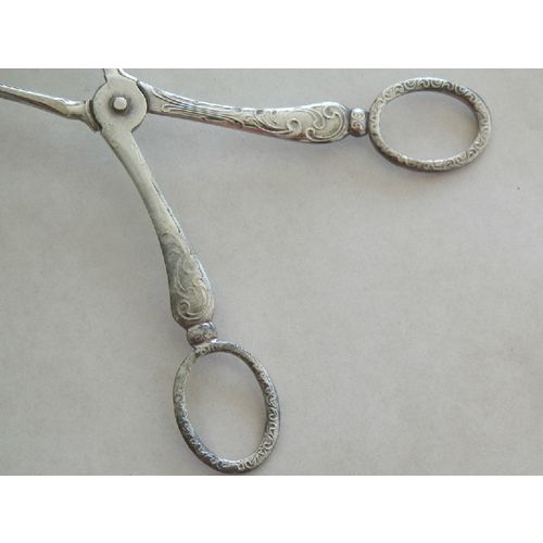 ORNATE ENGLISH SILVERPLATED SALAD TONGS