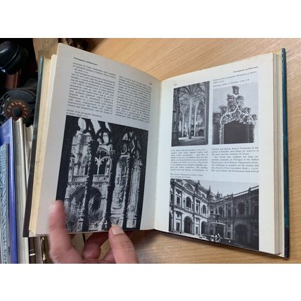 1975 "A DICTIONARY OF ARCHTECTURE" ILLUSTRATED VINTAGE HARDBACK BOOK (P5)
