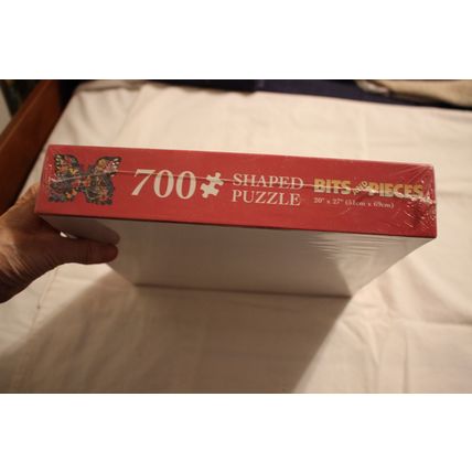 GRACEFUL GARDEN 700 PIECE SHAPED PUZZLE MOSTLY SEALED BUTTERFLIES
