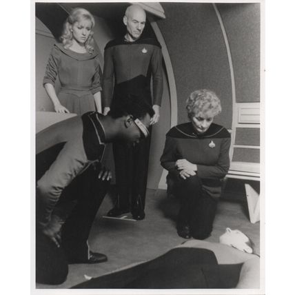 PHOTOGRAPH - STAR TREK: THE NEXT GENERATION 24