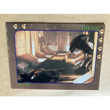 Alien3 Base trading card # 29 Alien Stalking (A) 1992 Star Pics Dark Horse