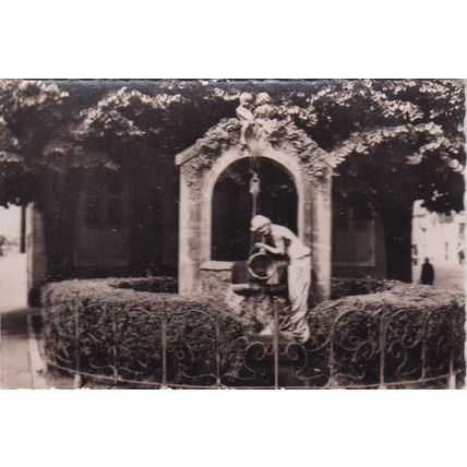 Pau Femme au Puits France Picture card 8.5 x 6cm VGC
