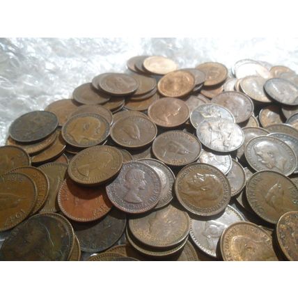 Bulk lot of Victoria to Elizabeth II farthings - over 260 coins.