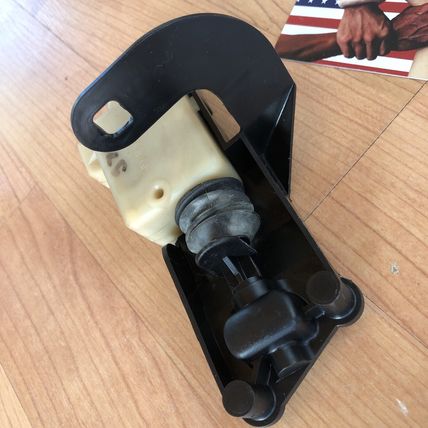 Volvo 9152856 Fuel Gas Door Popper Latch Lock Release Solenoid S70