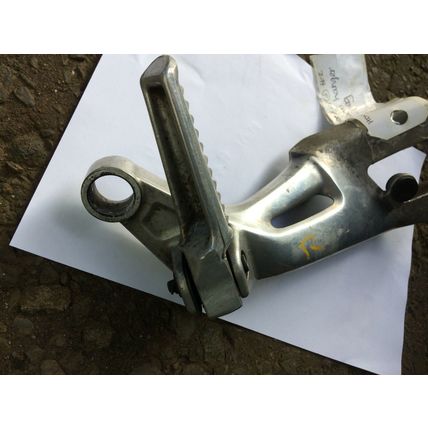 HONDA CBR1100 BLACK BIRD RIGHT PILLION FOOT HANGER & PEG #2(CON-B)