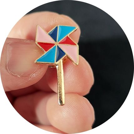 Windmill Enamelled Pin Badge Brooch Pride Metal Gift bag 1.8 cm x 2.1 cm BA91