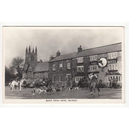 Hunting Scene at The Black Swan Hotel Helmsley Postcard 1959 Yorkshire