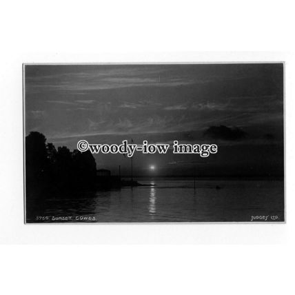 h1386 - Isle of Wight - Cowes - Sunset at The Royal Yacht Squadron - Postcard