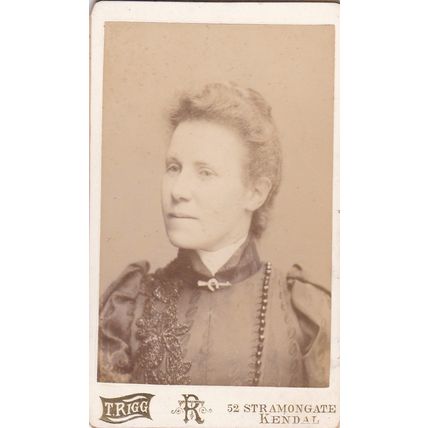 VICTORIAN CDV PHOTO- LADY, INVERTED HORSESHOE BROOCH BY T. RIGG, KENDAL