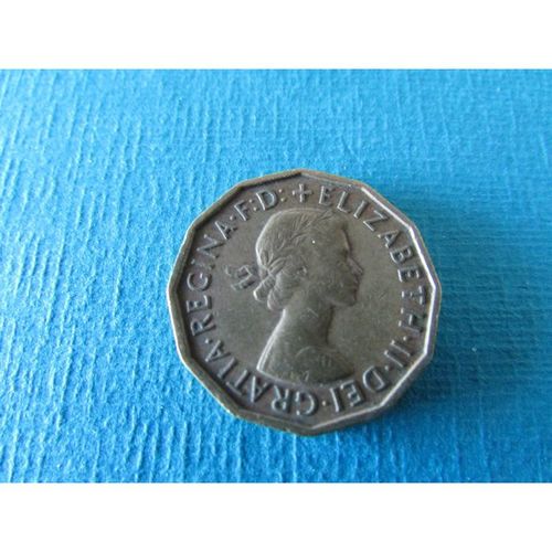 1959 QUEEN ELIZABETH II BRASS THREEPENCE FREE POST. G
