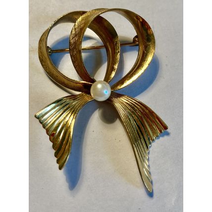 Wells Jewelry 14 K Gold Bow with Pearl Brooch 2 x 1 1/4"