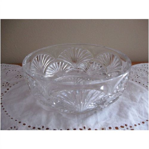 Heavy Glass Serving Bowl With Fan Design