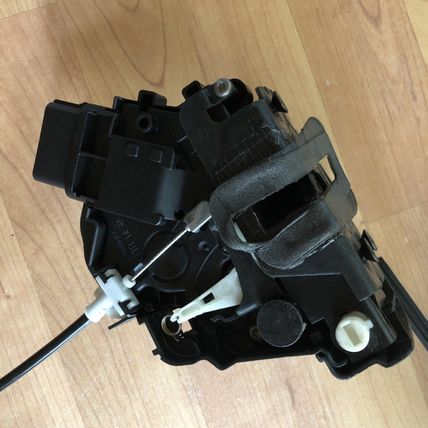 Land Rover LR2 Left Rear Door Latch Actuator + Handle Base 8X2A-26413-CC