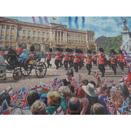 GIBSONS JIGSAW PUZZLE 1000 PIECES BUCKINGHAM PALACE GUARDS FLY PAST