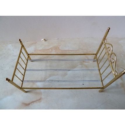 MINIATURE 1:12 SCALE DOLLS HOUSE FURNITURE - BRASS EFFECT BEDSTEAD WITH MATTRESS
