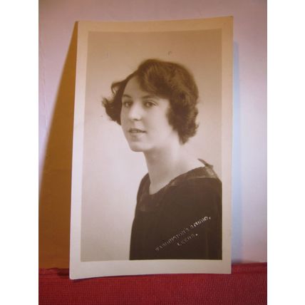 PRETTY YOUNG LADY antique portrait photograph by Washington's studio, Leeds =