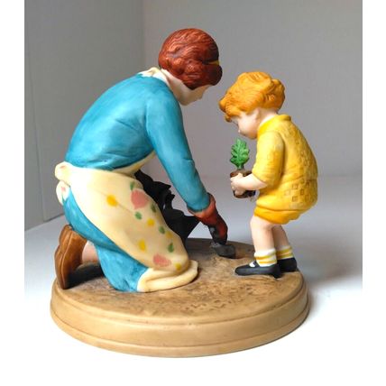 "Helping Mom" Figurine Good Housekeeping - Jessie Willcox Smith 1986 Porcelain