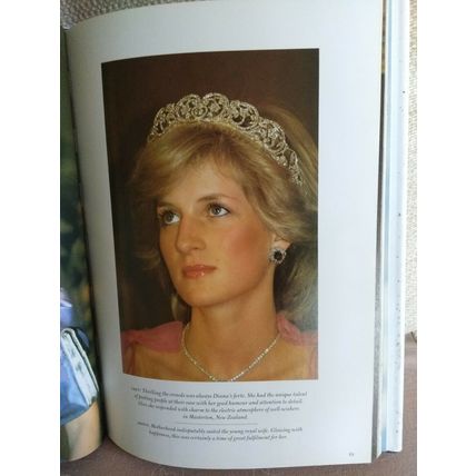 DIANA PRINCESS OF WALES - A TRIBUTE IN PHOTOGRAPHS - HARDBACK