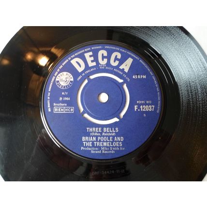 7" 1964.BRIAN POOLE AND THE TREMELOES.THREE BELLS.DECCA.F.120037. NEAR MINT