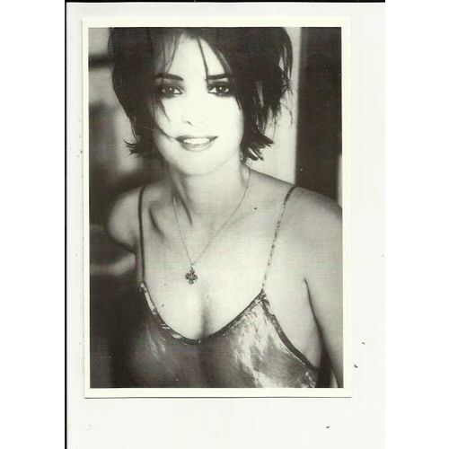 WINONA RYDER Postcard (C068)