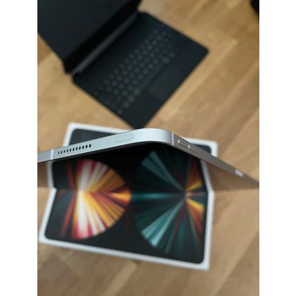 Apple iPad Pro 5th Gen 128GB, Wi-Fi+5G(Unlocked), 12.9 in Silver w/Pen+Keyboard