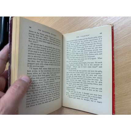 VINTAGE THE MOORINGS MYSTERY ALICE STERRY FICTION HARDBACK BOOK (P3)