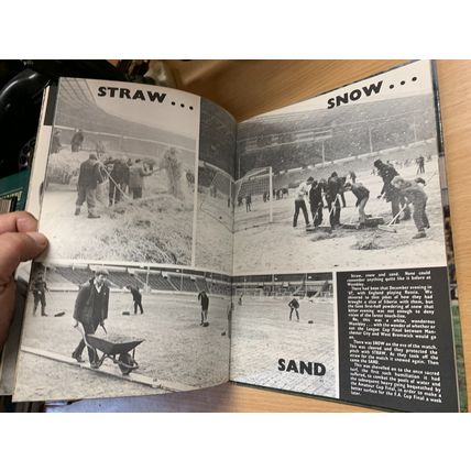 1970 "CHARLIE BUCHAN'S SOCCER GIFT BOOK 1970-71" FOOTBALL ANNUAL HB BOOK (P4)