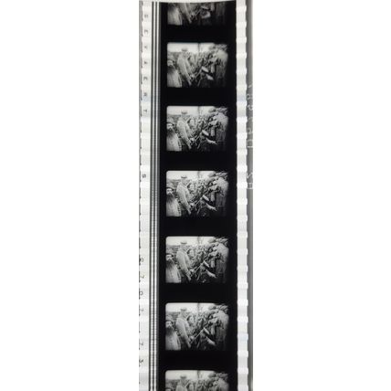 Pk GEB - S - MIX - E 0107c . 1 STRIP OF 5 - 35MM FILM CELLS. ( SHOULDER ARMS )