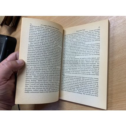 1980 M V HUGHES "A LONDON CHILD OF THE 1870s" AUTOBIOGRAPHY PAPERBACK BOOK (P2)