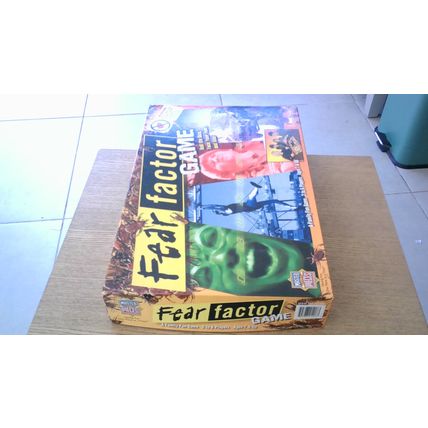 FEAR FACTOR GAME (Master Pieces) American Board Game (2005)