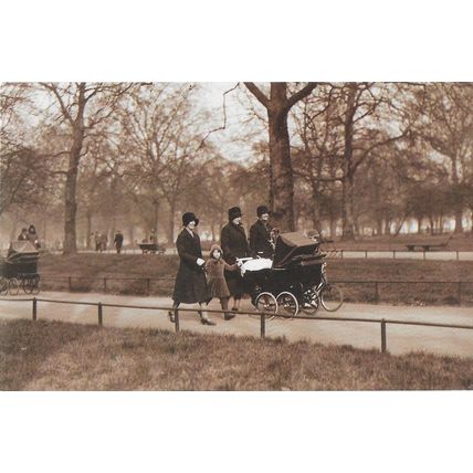 Postcard Princess Elizabeth Margaret Hyde Park 1932 Royal Family - Nostalgia