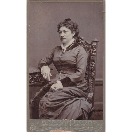 VICT. CDV PHOTO -SMART LADY, CARVED CHAIR BY HERMAN ROCH, NEUWIED