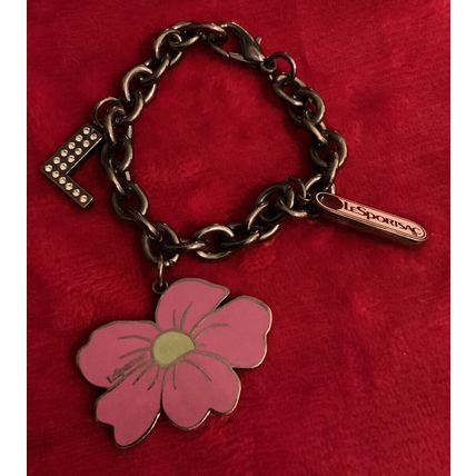 A Cute LeSportsac Charm Flower Bracelet