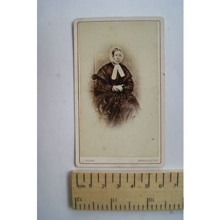 Carte-de-visite J. Peers, Manchester - lady wearing bonnet