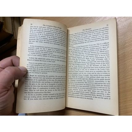 1967 SIR ERNEST GOWERS "THE COMPLETE PLAIN WORDS" LANGUAGE PAPERBACK BOOK (P2)